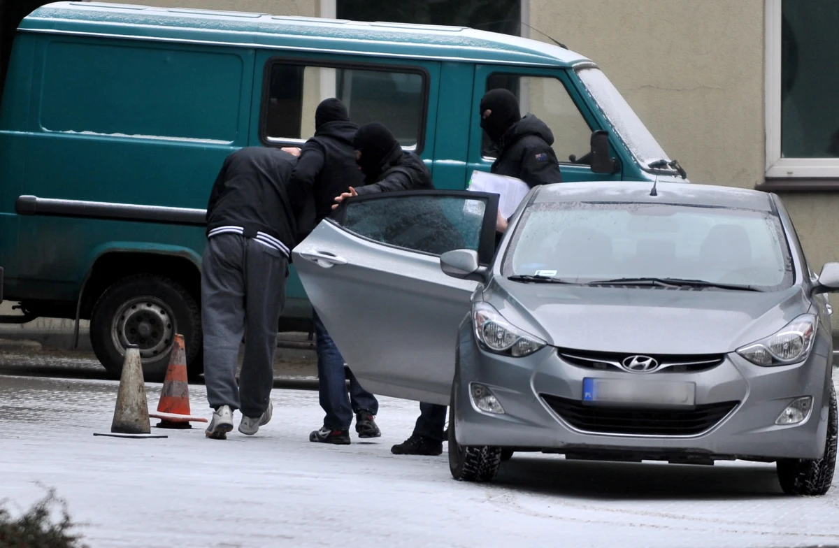 Mężczyzna, który zabił 20-latka na Piotrkowskiej w Łodzi, usłyszał między innymi zarzut zabójstwa. Za zadanie śmiertelnych ciosów grozi mu dożywocie. Swoją ofiarę zabił nożem o ostrzu długości ok. 10 cm. Tych ciosów było aż dziewięć.
