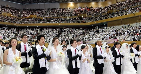 Tysiące członków Kościoła Zjednoczenia, znanego także jako sekta Moona, wzięło udział w zbiorowej ceremonii zaślubin, pierwszej od śmierci założyciela Sun Myung Moona we wrześniu 2012 roku. Około 3500 ubranych identycznie par różnych narodowości przybyło na uroczystość do kwatery głównej sekty w Gapyeong, we wschodniej części Seulu.