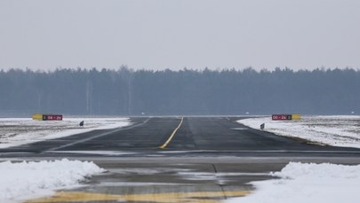 Nowe pęknięcia w Modlinie, tym razem na drodze kołowania