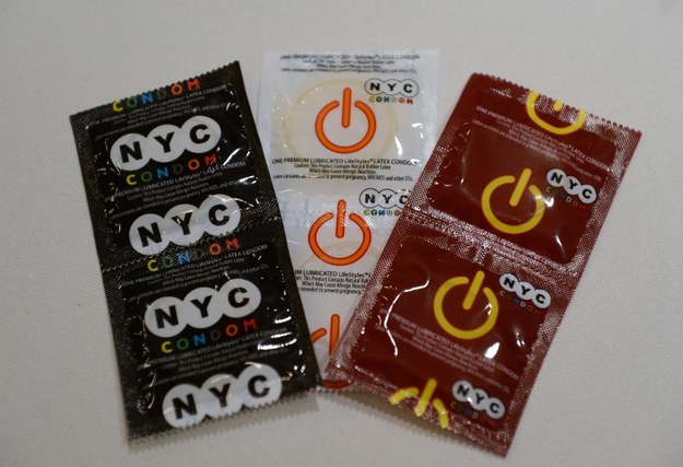 W Nowym Jorku rozdają darmowe prezerwatywy. To nie żart! Władze miasta twierdzą, że dzięki tej dorocznej akcji w Nowym Jorku spadła liczba niechcianych ciąż i zakażeń HIV oraz innymi chorobami przenoszonymi drogą płciową. Może więc walentynki powinny zostać przemianowane na Narodowy Dzień Kondoma?