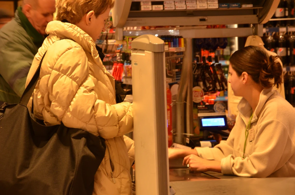 Rosjanie z obwodu kaliningradzkiego, którzy w ramach małego ruchu granicznego przyjeżdżają do Polski na zakupy wywożą ogromne ilości wędlin, mięsa i nabiału. Polacy się z tego cieszą i robią promocje, a media rosyjskie alarmują, że... ich rodacy łamią prawo.  