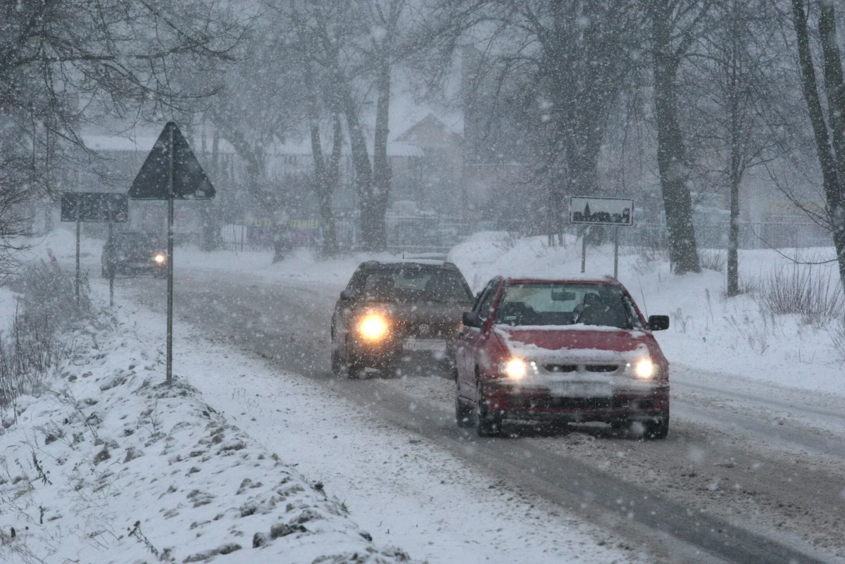 W najbliższym czasie czeka nas prawdziwie zimowa pogoda. Przede wszystkim musimy liczyć się z intensywnymi opadami śniegu. Chwilami może także mocno wiać - w porywach nawet do 60 kilometrów na godzinę. Lokalnie mogą wystąpić zawieje i zamiecie śnieżne. 