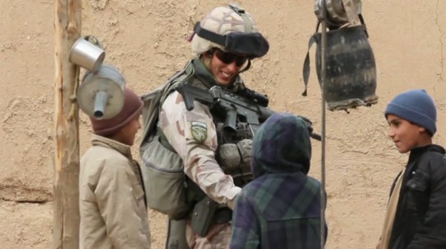 Żołnierze z oddziału specjalnego Northern Lights, stacjonującego w Afganistanie, odnoszą znaczące sukcesy na polu komunikacji z miejscową ludnością. Można wręcz powiedzieć, że z Afgańczykami łączy ich coś na kształt przyjaźni. To rzadkość w tym ogarniętym konfliktem kraju, gdzie o wzajemne zaufanie nie jest łatwo. Jakimi sposobami żołnierze osiągają swój cel?