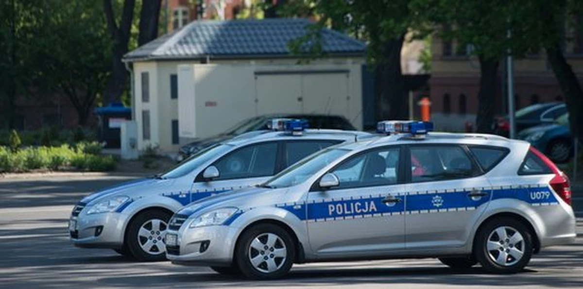 Wewnętrzne śledztwo w policji ma pomóc w namierzeniu kierowców dwóch radiowozów, które nocą, bez włączonych sygnałów alarmowych, pędziły przez centrum Wrocławia. Policyjne auta jadące z prędkością 120 km/h sfilmował jeden z kierowców, a następnie umieścił film w internecie.