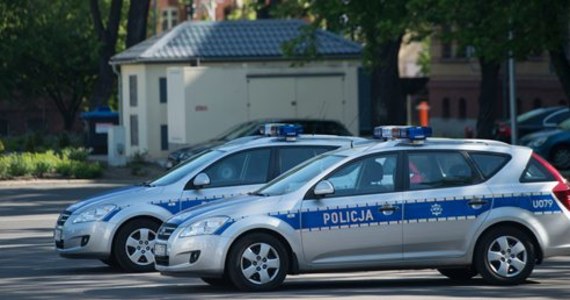 Wewnętrzne śledztwo w policji ma pomóc w namierzeniu kierowców dwóch radiowozów, które nocą, bez włączonych sygnałów alarmowych, pędziły przez centrum Wrocławia. Policyjne auta jadące z prędkością 120 km/h sfilmował jeden z kierowców, a następnie umieścił film w internecie.