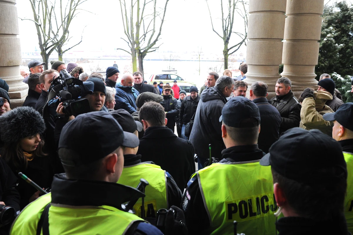 Rolnicy zawiesili protest przeciw nieprawidłowej - ich zdaniem - sprzedaży ziemi przez ANR w Szczecinie. Akcja trwała 77 dni. Protest przerwano, bo p.o. dyrektora oddziału Agencji pozostaje Jacek Malicki, który według rolników gwarantuje prawidłowe działanie ANR.