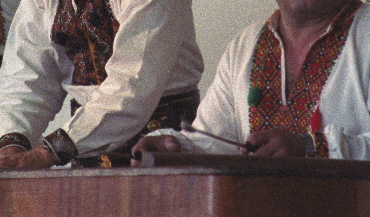 Tradycyjna haftowana koszula, czy garnitur i krawat? Ukraińscy deputowani, którzy od ponad dwóch tygodni nie są w stanie przeprowadzić posiedzenia Rady Najwyższej, spierają się, w jakim stroju wypada, a w jakim nie wypada pojawiać się w sali obrad parlamentu.