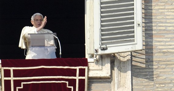 Witryna w pracowni krawieckiej w Rzymie, gdzie szyje się papieskie szaty, dzień po abdykacji Benedykta XVI będzie całkowicie pusta. To na znak szacunku dla papieża - wyjaśnił zakład Gammarelli. W poniedziałek zaprezentuje on sutannę dla nowego papieża.
