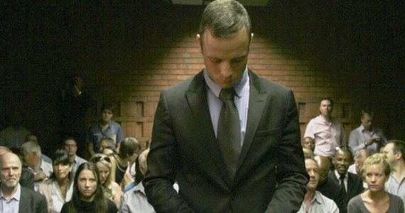 Oscar Pistorius po raz trzeci stanął przed sądem w Pretorii. Sędziowie mają zdecydować, czy po wpłaceniu kaucji, będzie mógł wyjść na wolność. Nie zgadza się na to prokuratura, według której paraolimpijczyk może uciec za granicę. Zdaniem obrony takie stanowisko jest nieuzasadnione, a główny śledczy konstruuje swoje zeznania tak, by obciążyć Pistoriusa winą.