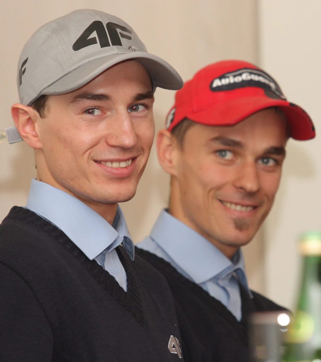 Skoczkowie narciarscy rozpoczynają walkę o medale na mistrzostwach świata w Val di Fiemme. Najpierw przed nimi konkurs na średnim obiekcie: w piątek kwalifikacje, a w sobotę zawody. "Skoki są podobne. Jedne lepsze, inne gorsze. Są drobne mankamenty, które trzeba poprawiać" - mówi w rozmowie z dziennikarzem RMF FM Piotr Żyła. "Czegoś jeszcze naszym skokom brakuje" - dodaje Kamil Stoch. 