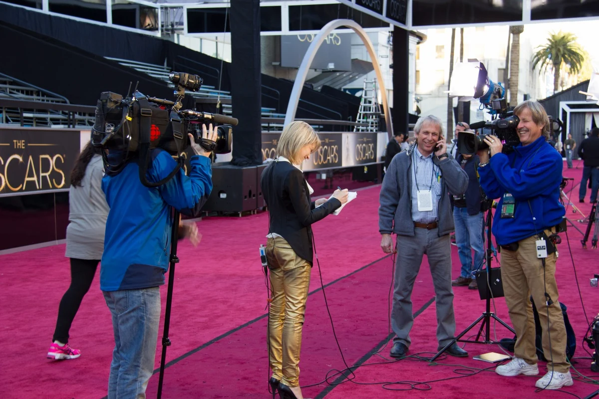 Już za nieco ponad dobę rozpocznie się ceremonia wręczenia najważniejszych filmowych nagród. Imprezę przygotowuje kilka tysięcy osób. Według Chrisa Gaidy, który przez 14 lat eskortował gwiazdy na czerwonym dywanie, a teraz wydał na ten temat książkę "Arm Candy", sobota będzie dla gwiazd dniem relaksu. 