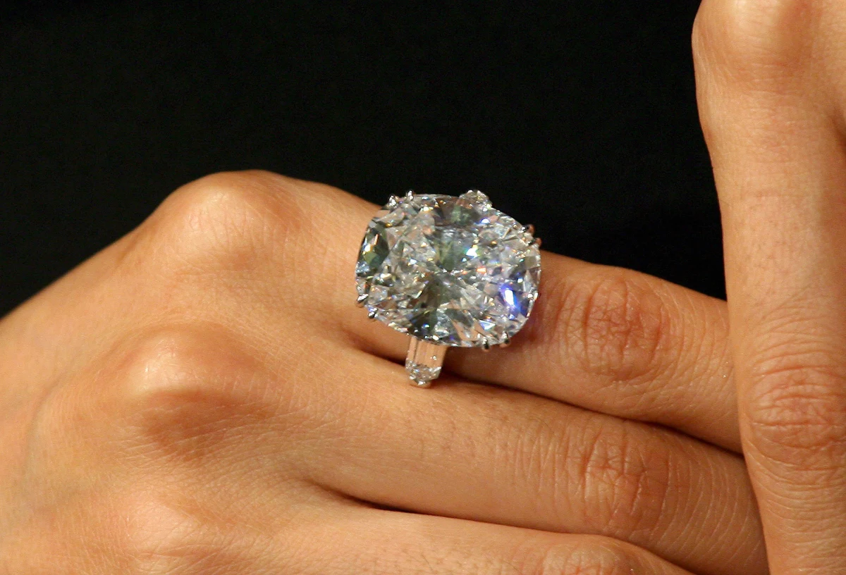 Bezdomny z Kansas City w stanie Missouri w USA zwrócił pierścionek z diamentem, który przypadkiem trafił w jego ręce. Właścicielka zguby była tak wdzięczna mężczyźnie, że zainicjowała dla niego w internecie zbiórkę pieniędzy. Do tej pory pozyskano już ponad 88 tys. dolarów. 