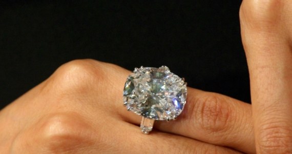 Bezdomny z Kansas City w stanie Missouri w USA zwrócił pierścionek z diamentem, który przypadkiem trafił w jego ręce. Właścicielka zguby była tak wdzięczna mężczyźnie, że zainicjowała dla niego w internecie zbiórkę pieniędzy. Do tej pory pozyskano już ponad 88 tys. dolarów. 