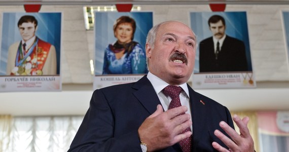 "Miliony dolarów są przeznaczane na wspieranie sił, które destabilizują sytuację na Białorusi" - oświadczył prezydent Alaksandr Łukaszenka. Opinię tę wygłosił podczas uroczystości z okazji Dnia Obrońców Ojczyzny. 