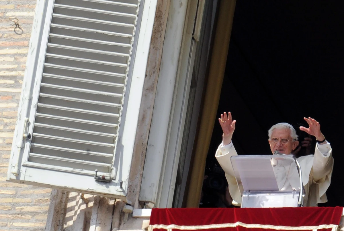 Benedykt XVI ogłosił dokument w sprawie możliwości przyspieszenia konklawe. Z papieskiego dekretu wynika, że może się ono rozpocząć przed 15 marca, pod warunkiem, że do Watykanu zdążą wcześniej przyjechać wszyscy kardynałowie-elektorzy. To do nich należy ostateczna decyzja, kiedy wybiorą nowego papieża.