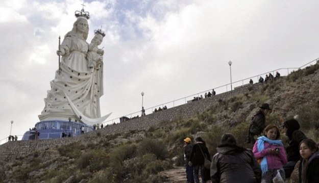 Największa na świecie figura Matki Boskiej stanęła w położonym w Andach mieście Oruro w Boliwii. Statua ma 45,5 metra wysokości - oznacza to, że przewyższa swoimi rozmiarami pomnik Chrystusa Króla w Świebodzinie.