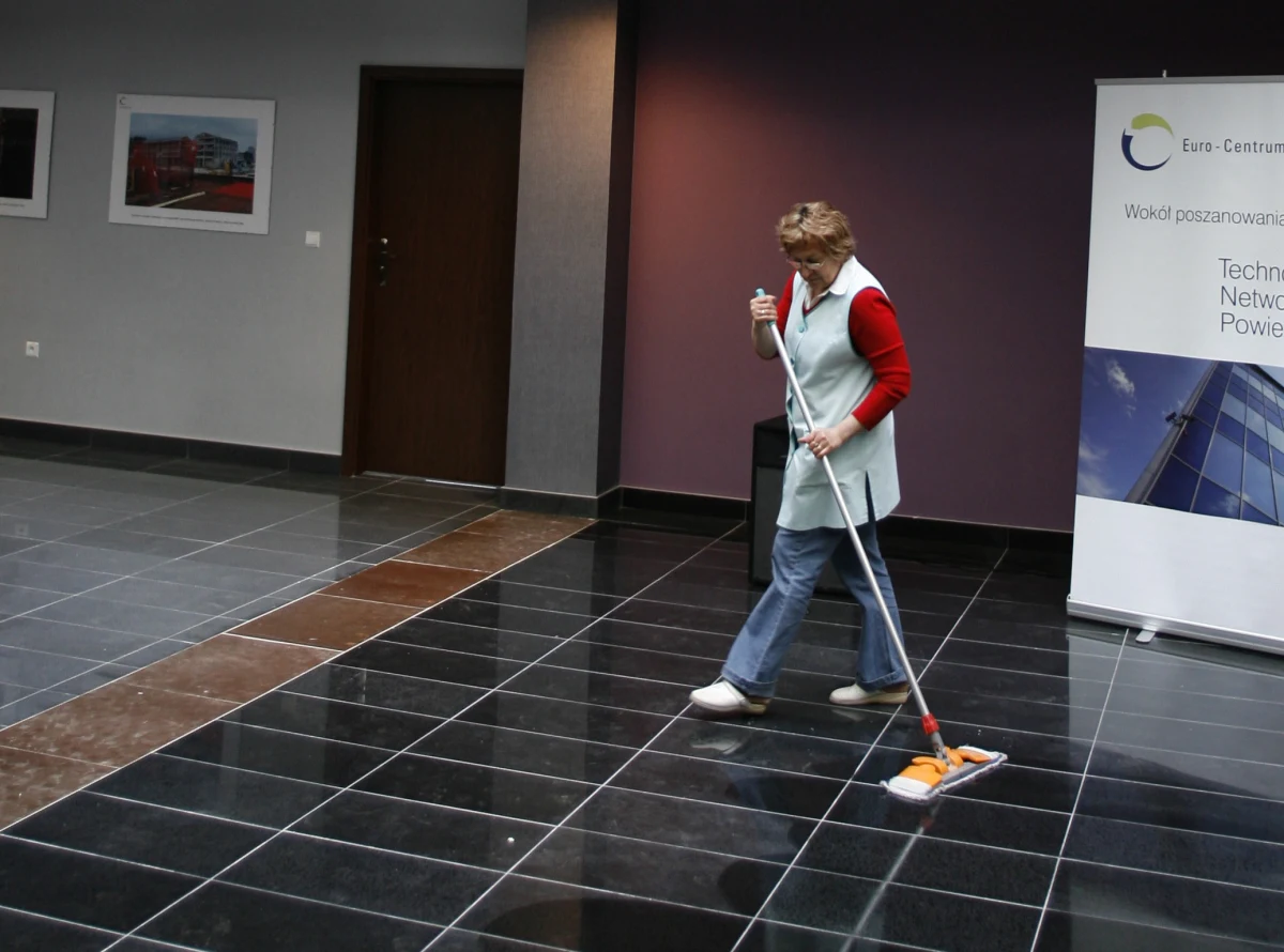 Władze Genewy gorączkowo szukają pań, które zechciałyby zamiatać ulice za 4384 franków szwajcarskich (16000 złotych) miesięcznie. Obawiają się bowiem, że w przeciwnym razie mogą zostać oskarżone o dyskryminację płciową. Dotąd ulice sprzątali bowiem tylko mężczyźni.