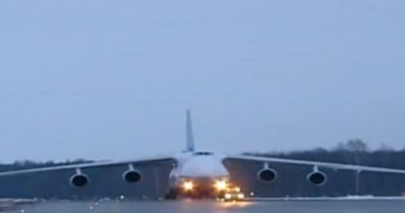 Transportowy An-124 Rusłan poważnie uszkodził pasażerską maszynę na lotnisku w rosyjskim Kazaniu. Jeden z największych transportowców na świecie podczas kołowania ściął skrzydłem część kabiny pilotów Jaka-42.