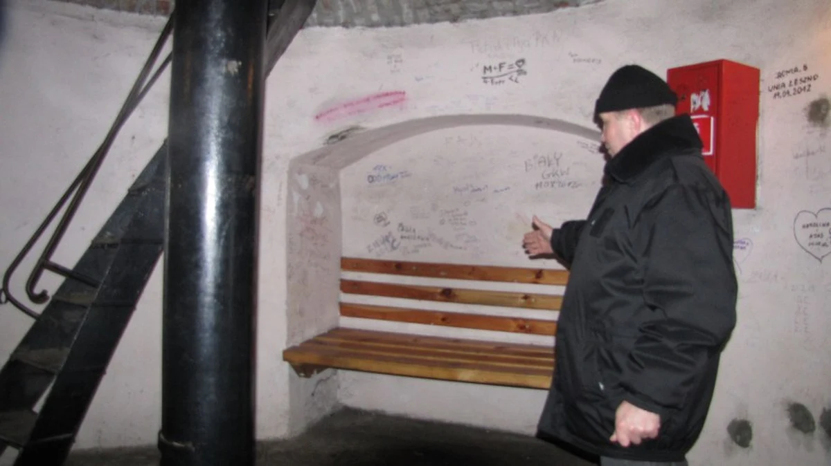 Nawet kilka razy dziennie zakochani uprawiają seks na szczycie najwyższej polskiej latarni morskiej w Świnoujściu. Pary szczególnie upodobały sobie ławeczkę w dyskretnym i zacisznym pokoju latarnika.