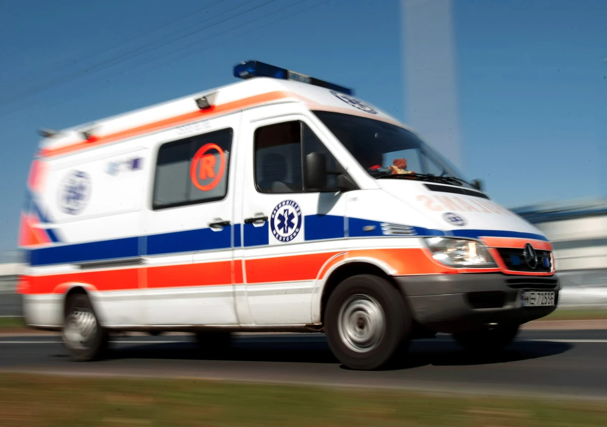 Nie będzie zarzutów dla załogi karetki pogotowia po śmierci 77-letniego mężczyzny w holu poczty w Szczecinie. Pod koniec stycznia załoga ambulansu zamiast na ulicę Dworcową, gdzie jest poczta, pojechała na dworzec kolejowy. Kiedy ratownicy dotarli we właściwe miejsce, pacjent już nie żył.