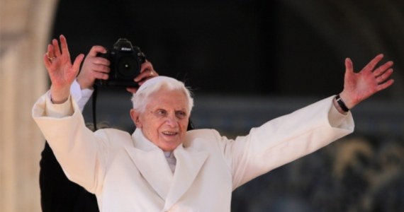 W katechezie podczas swej ostatniej audiencji generalnej przed abdykacją papież Benedykt XVI zapewnił, że "nie schodzi z krzyża, ale na nowy sposób pozostaje przy Ukrzyżowanym Panu". Dziękował też wszystkim za szacunek i zrozumienie, z jakimi przyjęli jego decyzję o rezygnacji. Jego słów na Placu Świętego Piotra wysłuchało 150 tysięcy wiernych.