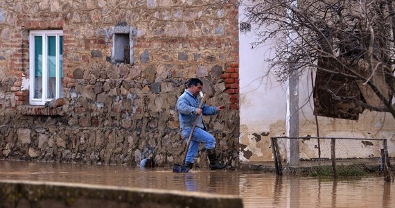 Dwie zapory w Macedonii są zagrożone przez powódź spowodowaną trwającymi od czterech dni ulewnymi deszczami. Ewakuowano już setki ludzi.