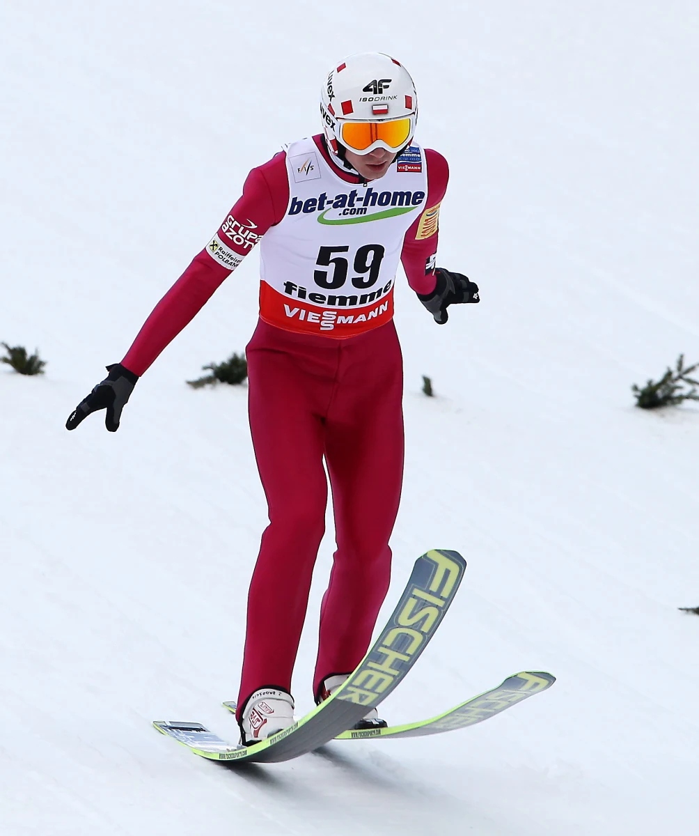 Uwagę kibiców narciarskich mistrzostw świata w Val di Fiemme przyciągnie dziś przede wszystkim indywidualny konkurs na dużej skoczni, w którym szansę na medal ma Kamil Stoch. Z koleżankami w sztafecie pobiegnie natomiast Justyna Kowalczyk.