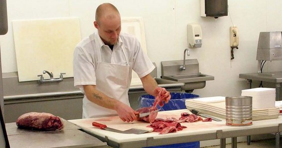 Urzędnicy inspekcji handlowej przeprowadzą kontrole w sklepach, hurtowniach i lokalach gastronomicznych w całej Polsce - dowiedział się reporter RMF FM Krzysztof Zasada. Będą pobierać próbki wołowiny i sprawdzać, czy zawierają koninę. Służby weterynaryjne wykryły domieszkę mięsa końskiego w wołowinie produkowanej przez trzy polskie zakłady. 