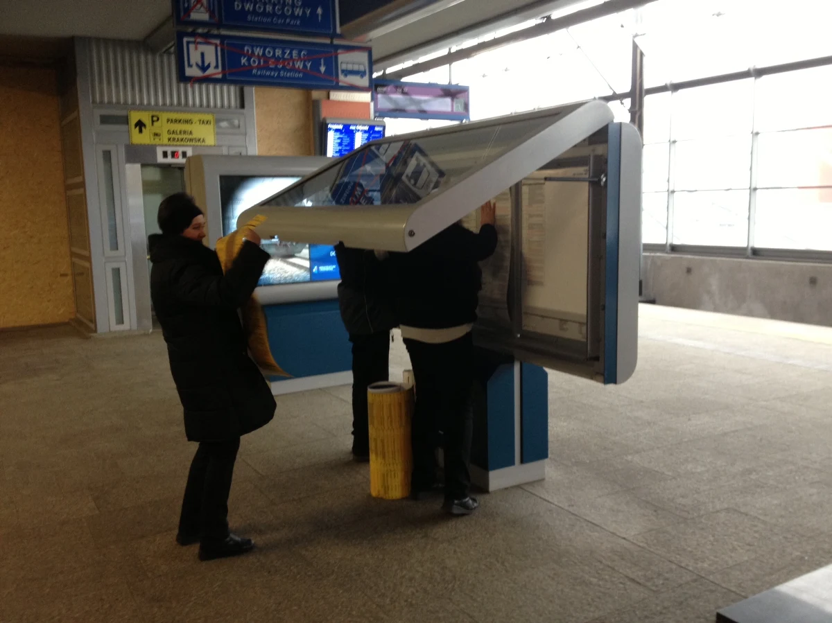 Jest 1 marca, jest nowy rozkład jazdy pociągów PKP. Z torów zniknęło 11 składów ekspresowych, a w przypadku 31 pociągów zmieniły się godziny kursowania. Jak się niestety okazuje, nie wszyscy pasażerowie mogli od rana liczyć na pełną informację.