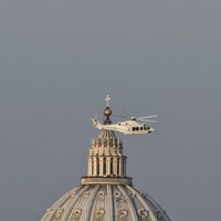 Helikopter z Benedyktem XVI na pokładzie odlatuje z Watykanu do Castel Gandolfo [PAP/EPA/MASSIMO PERCOSSI]