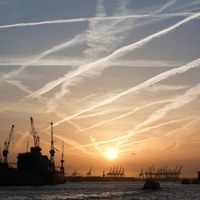 Zachód słońca w porcie w Hamburgu [PAP/EPA/BODO MARKS]