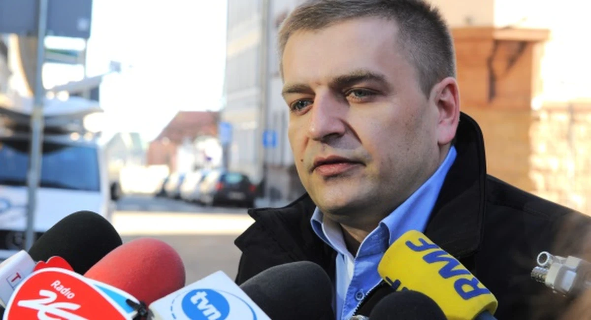 „Zrobię wszystko, aby winni zostali ukarani”. Tak minister zdrowia Bartosz Arłukowicz odniósł się do śmierci dziewczynki, która nie dostała na czas pomocy lekarskiej. Dziecko zmarło w środę w szpitalu w Łodzi. Wcześniej rodzice dwukrotnie wzywali pogotowie. Karetka przyjechała dopiero za drugim razem. 