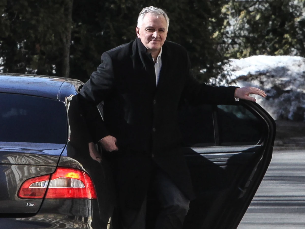 Około godziny 11 minister sprawiedliwości Jarosław Gowin przyjechał do kancelarii premiera na spotkanie z Donaldem Tuskiem. Po prawie godzinnej rozmowie jego limuzyna odjechała sprzed KPRM. Ok. godz 14 spotkali się po raz drugi. Wciąż nie wiadomo natomiast, czy Gowin zachowa tekę ministra. Na godzinę 15 zaplanowano spotkanie szefa rządu z mediami.