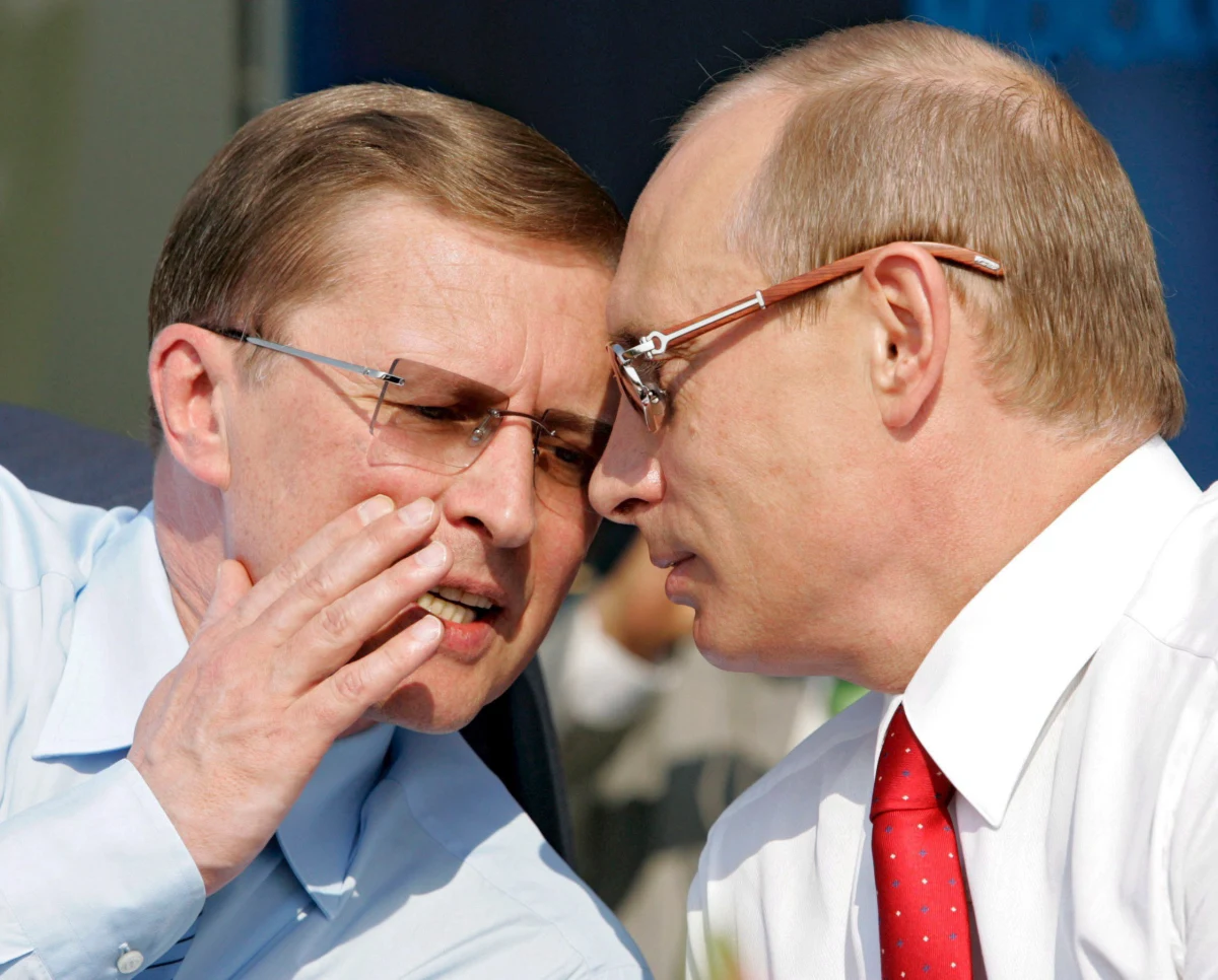 "Z Putinem poznaliśmy się na kursach KGB w Leningradzie, przez kilkanaście lat pracowałem jako rezydent w Europie Zachodniej"-  Siergiej Iwanow jeden z najbliższych współpracowników rosyjskiego prezydenta otwarcie opowiada w "Komsomolskiej Prawdzie" o przeszłości w radzieckich służbach specjalnych.