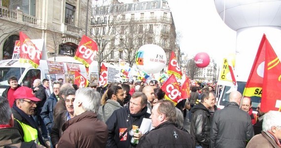 Aż kilkaset tysięcy osób wyszło na ulice blisko 200 miast, by protestować przeciwko zapowiadanemu przez prezydenta Francois Hollande’a kryzysowemu ograniczeniu praw pracowników.  „Precz od naszych pensji!” – skandowały tłumy paryżan. 