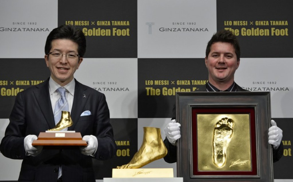 Золотая нога. Золотая нога Месси. Leo Messi Ginza Tanaka. Золотая скульптура ноги Месси. Messi нога Золотая.