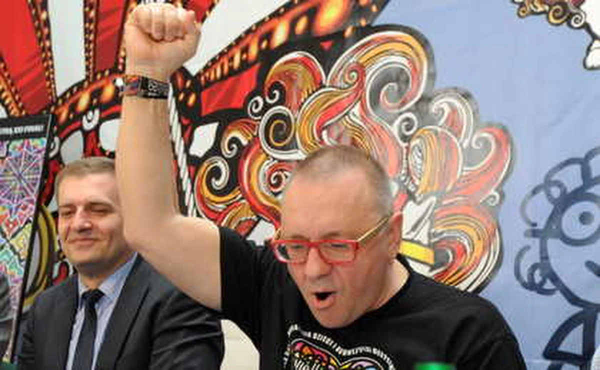 Bartosz Arłukowicz oddaje władzę nad systemem ochrony zdrowia. To nie ministerstwo będzie reformować system ratownictwa medycznego. Zajmie się tym Wielka Orkiestra Świątecznej Pomocy Jerzego Owsiaka. To jego eksperci przygotują szkolenia dla dyspozytorów pogotowia. Opracują też specjalne zasady przyjmowania przez nich zgłoszeń. 