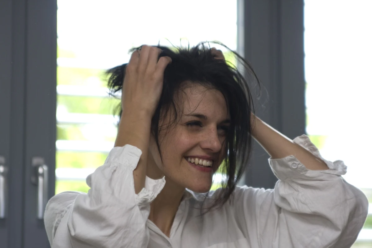 Brunetka średniego wzrostu - to ideał kobiety w oczach Polaków. Nie powinno jej być za dużo ani za mało, musi mieć ładny biust, zgrabne nogi i wyraźnie zarysowaną talię. Taką oto kobietę spróbowaliśmy dzisiaj naszkicować. Poprosiliśmy o pomoc Jana Siutę, krakowskiego rzeźbiarza i malarza. Oto efekty jego pracy.