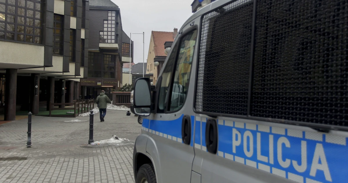 Policjanci zatrzymali mężczyznę, który może mieć związek z zabójstwem harfistki i portiera w filharmonii w Jeleniej Górze. Do zatrzymania doszło na Śląsku - ustaliła reporterka RMF FM Barbara Zielińska. To podwójne zabójstwo - potwierdziła nasze informacje prokuratura. Ciała mężczyzny i kobiety znaleziono w piątek rano w budynku filharmonii. Jedna z wersji śledztwa mówi o tym, że 27-latka i 60-latek zostali zaatakowani nożem. 
