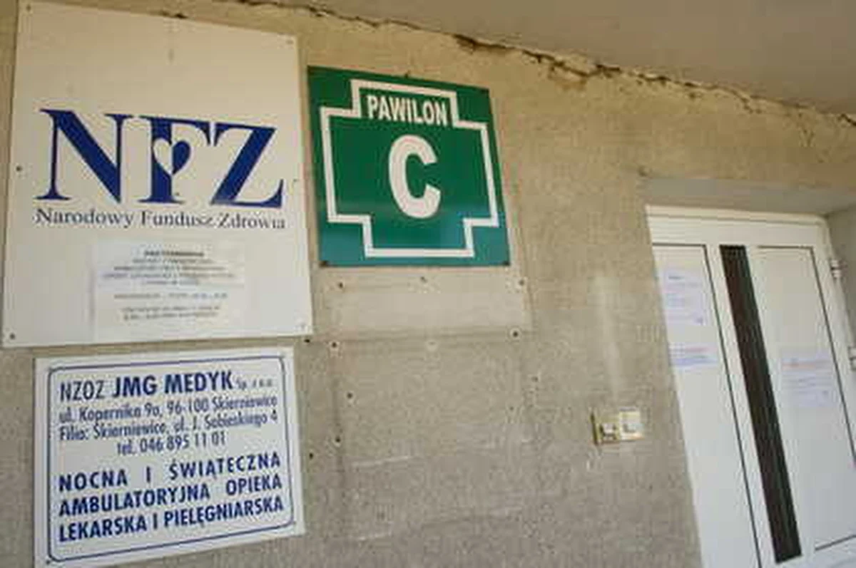 Rodzina 89-letniej pacjentki złoży zawiadomienie do prokuratury o możliwości popełnienia przestępstwa przez lekarzy szpitala w Skierniewicach w Łódzkiem. W ubiegłym tygodniu kobieta ponad godzinę czekała na przyjazd karetki z Łodzi, która przewiozła ją dosłownie kilkaset metrów - z ortopedii na oddział intensywnej terapii. Tam, po reanimacji, 89-latka zmarła.