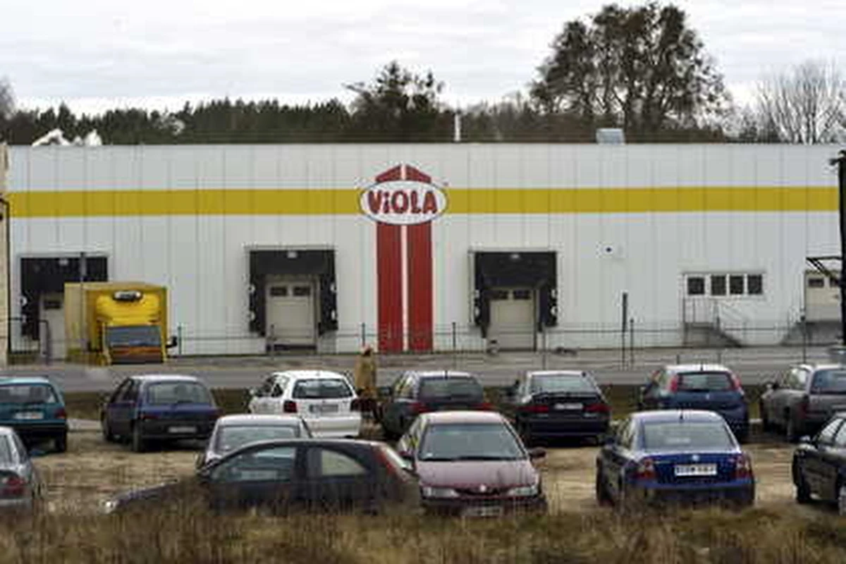 Wojsko wstrzymało zamawianie nowych partii żywności w firmie, która - według mediów - miała dodawać przeterminowane produkty do mięsa i wędlin. Stacja TVN podała w czwartek, że duży zakład mięsny z woj. kujawsko-pomorskiego od lat dodawał do swoich wyrobów produkty wycofywane ze sklepów. Miały też one trafiać za granicę. Firma w wydanym oświadczeniu zaprzeczyła.