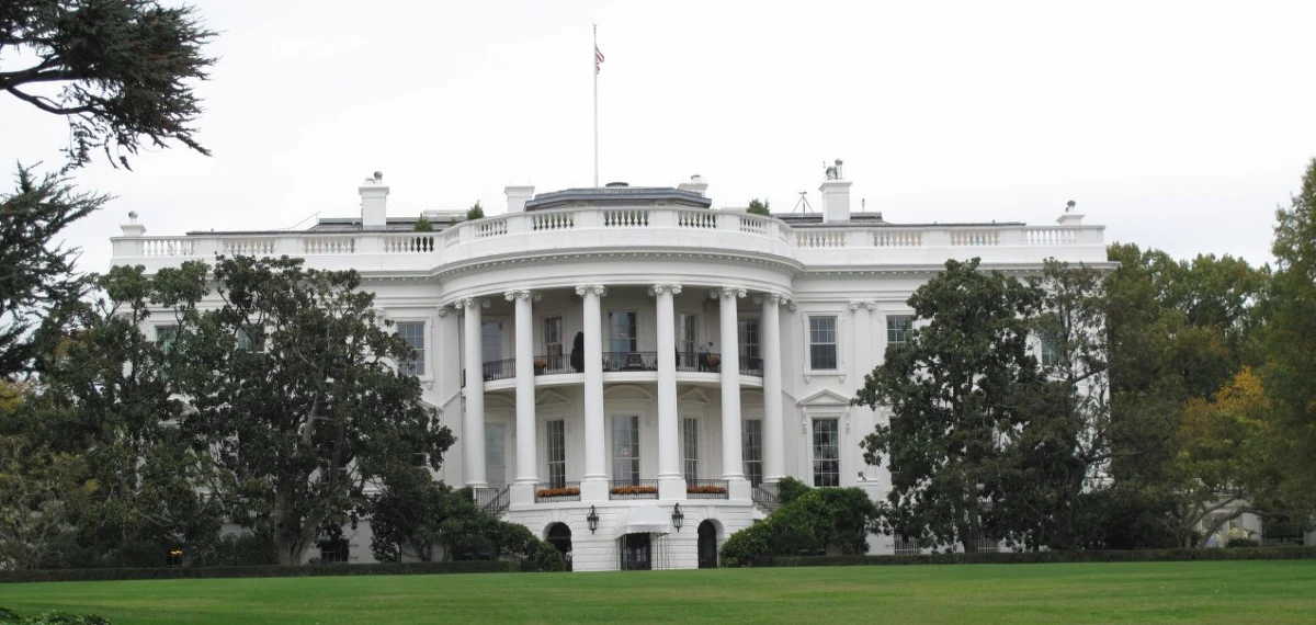 Z powodu głębokich cięć w budżecie USA podjęto decyzję o bezterminowym zawieszeniu popularnych wycieczek po Białym Domu. Republikanie nie kryją oburzenia, nazywając takie postępowanie nieuczciwym i infantylnym. Z kolei rzecznik prezydenta Baracka Obamy obarcza winą Kongres, który pozwolił na cięcia.