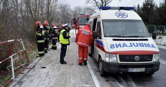W mazowieckim Studzieńcu niedaleko Sierpca doszło do wypadku busa z dziećmi. Pojazd prawdopodobnie wpadł w poślizg i uderzył w wiadukt kolejowy. Zginęła 12-letnia dziewczynka. Informację dostaliśmy na Gorącą Linię RMF FM. 