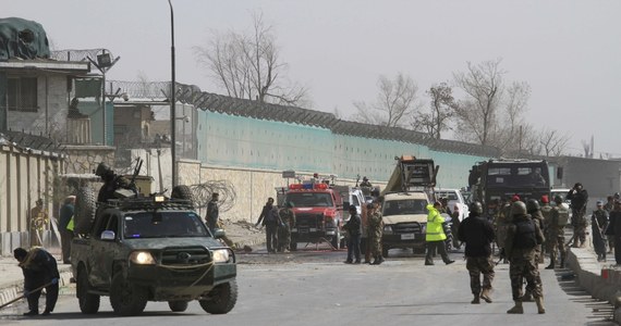 Co najmniej osiem osób zginęło w zamachu samobójczym w stolicy Afganistanu. Do ataku doszło w czasie wizyty w Kabulu nowego szefa Pentagonu - Chucka Hagla. Talibowie oświadczyli, iż zamach był "przesłaniem" dla Hagla o ich zdolności do działania.