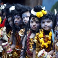 Dzieci przebrane za hinduskie bóstwa uczestniczą w uroczystościach z okazji wigilii święta Maha Shivratri [PAP/EPA/SANJEEV GUPTA]