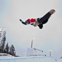 Amerykański snowboardzista Scotty Lago na zawodach w Oslo [PAP/EPA/ERLEND AAS]