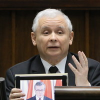 Podczas debaty w Sejmie Jarosław Kaczyński odtwarza z tabletu wystąpienie profesora Piotra Glińskiego [PAP/Paweł Supernak]