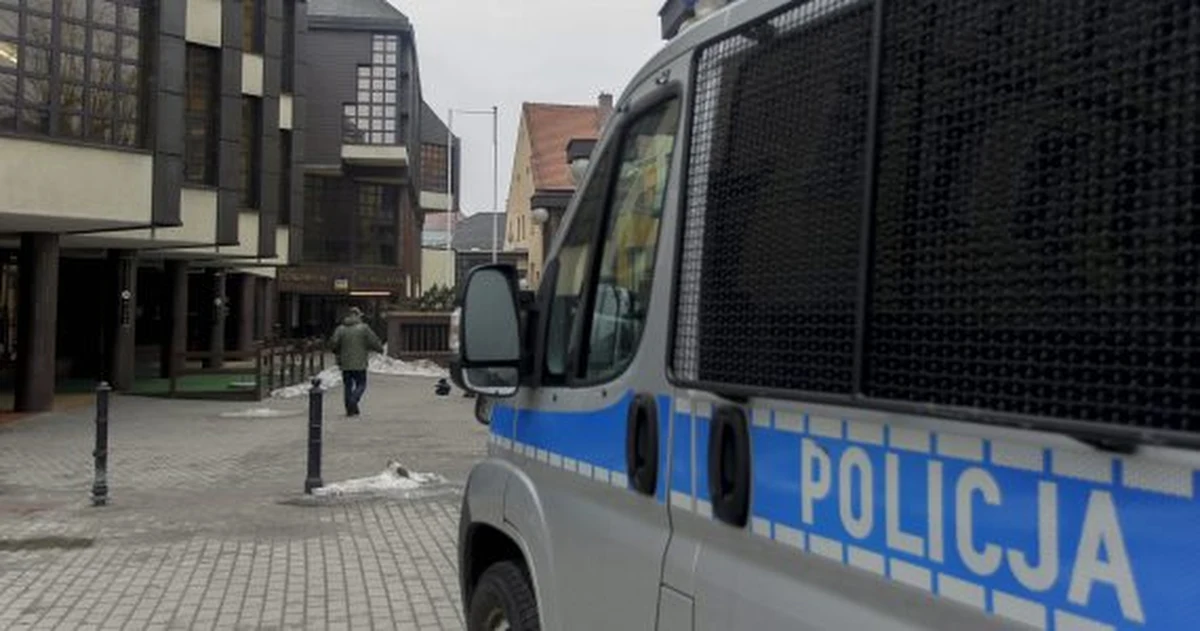 Sąd wydał postanowienie o aresztowaniu na trzy miesiące mężczyzny zatrzymanego w związku ze śmiercią dwóch osób w Filharmonii Dolnośląskiej w Jeleniej Górze. Wczoraj 29-latek usłyszał zarzuty zabójstwa pracownika ochrony i 27-letniej harfistki. Częściowo przyznał się do winy.