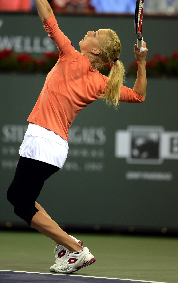 Urszula Radwańska sprawiła sporą niespodziankę eliminując tenisistkę z USA - Sloane Stephens w drugiej rundzie turnieju WTA Tour rangi Premier I na twardych kortach w amerykańskim Indian Wells. Amerykanka była najwyżej notowaną spośród zawodniczek gospodarzy. Polka wygrała z nią 6:3, 6:4.