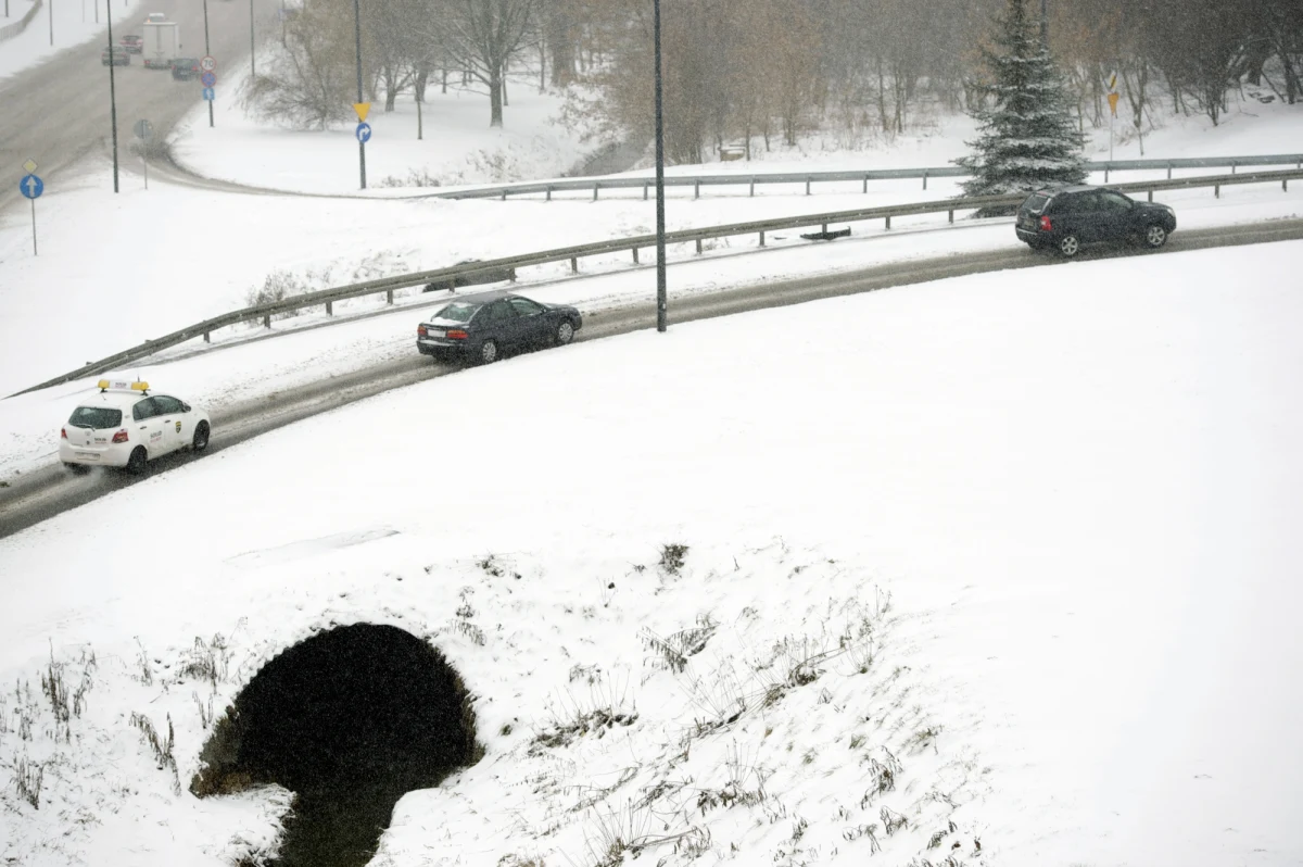Zimowa pogoda uprzykrza życie kierowcom. Śliskie drogi i śnieg dają się we znaki zmotoryzowanym w większości regionów kraju. Warunki atmosferyczne nad ranem przyczyniły się w Krakowie do karambolu. Źle podróżuje się również na północy Polski. 